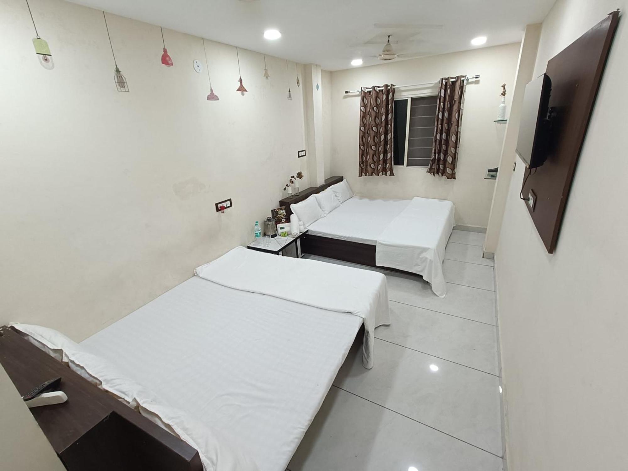 Treebo Yatri Grah Kshipra T Hotel ウッジャイン エクステリア 写真