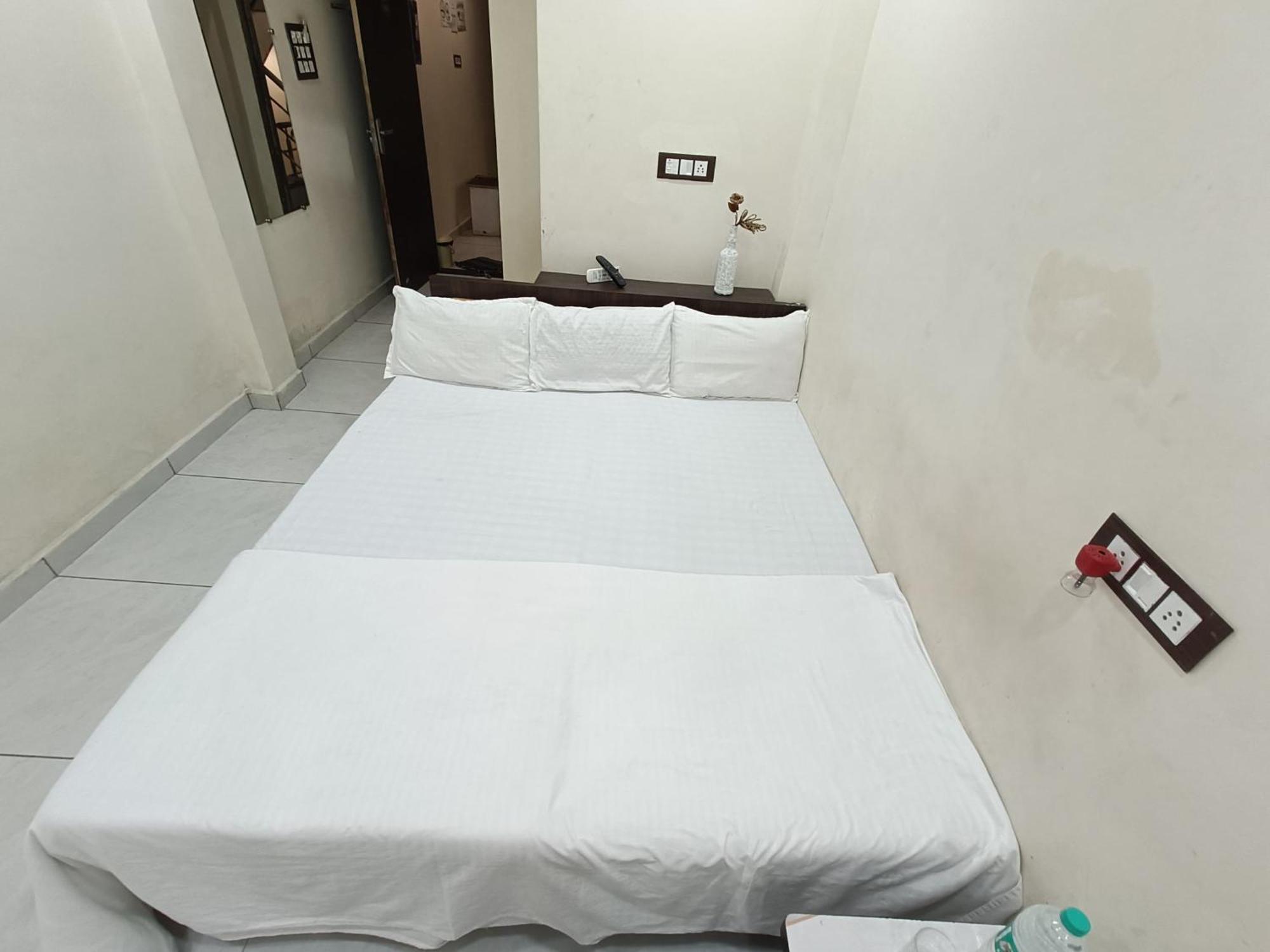 Treebo Yatri Grah Kshipra T Hotel ウッジャイン エクステリア 写真