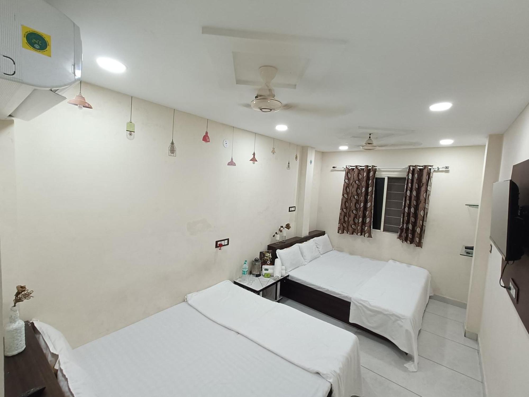 Treebo Yatri Grah Kshipra T Hotel ウッジャイン エクステリア 写真