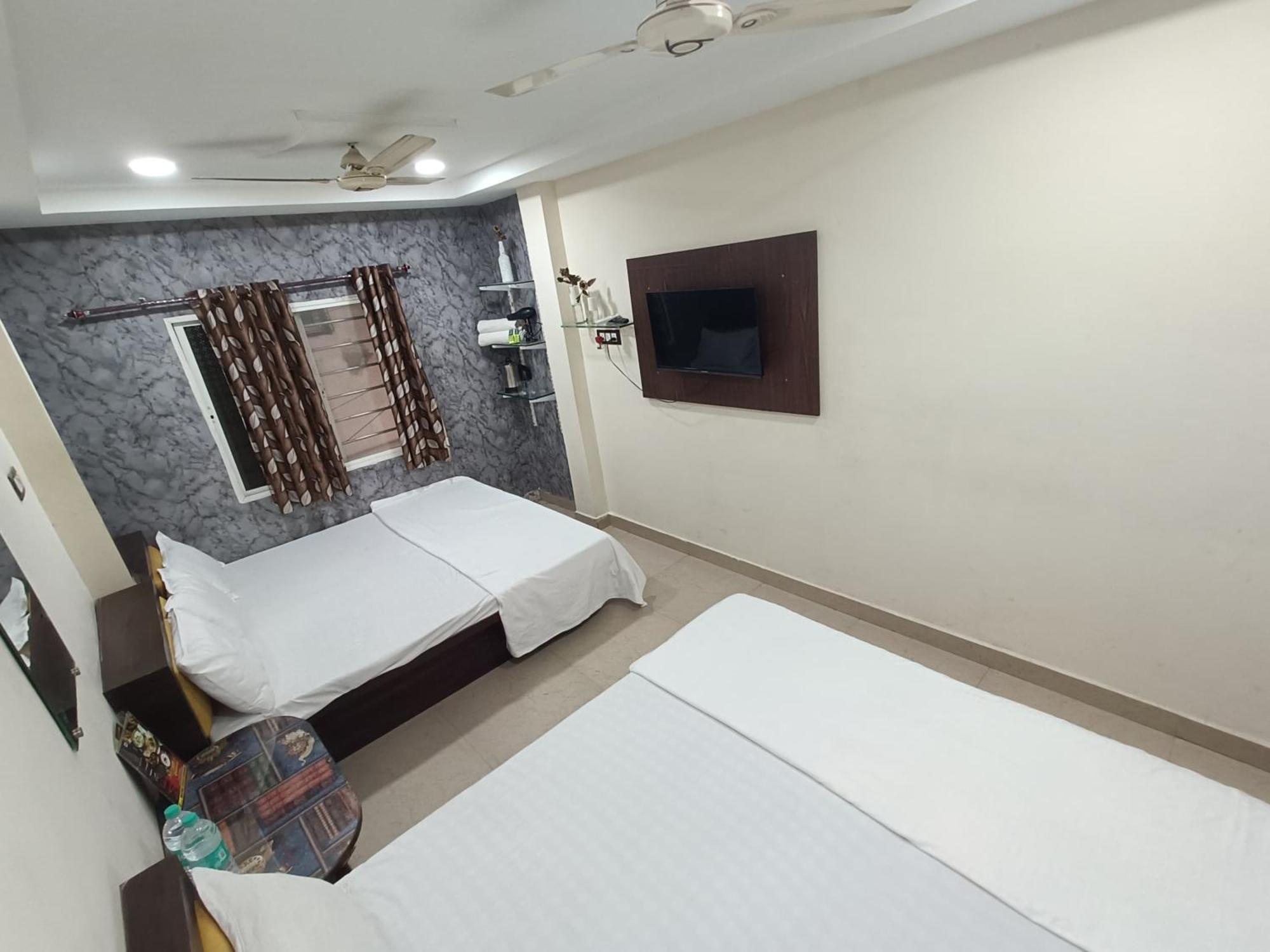 Treebo Yatri Grah Kshipra T Hotel ウッジャイン エクステリア 写真