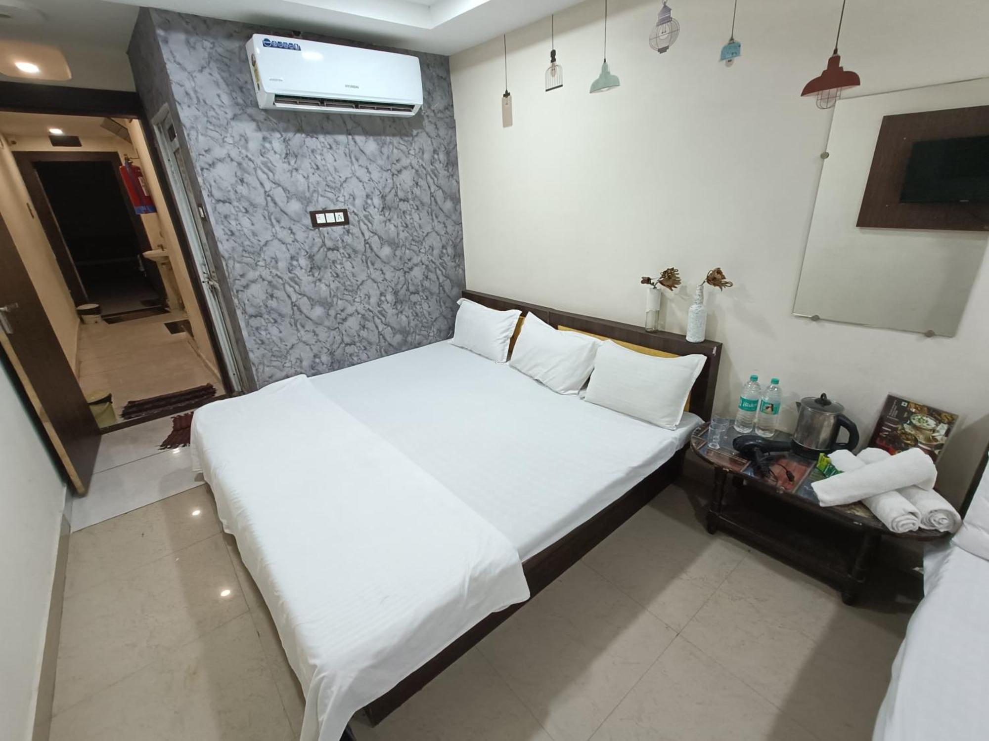 Treebo Yatri Grah Kshipra T Hotel ウッジャイン エクステリア 写真