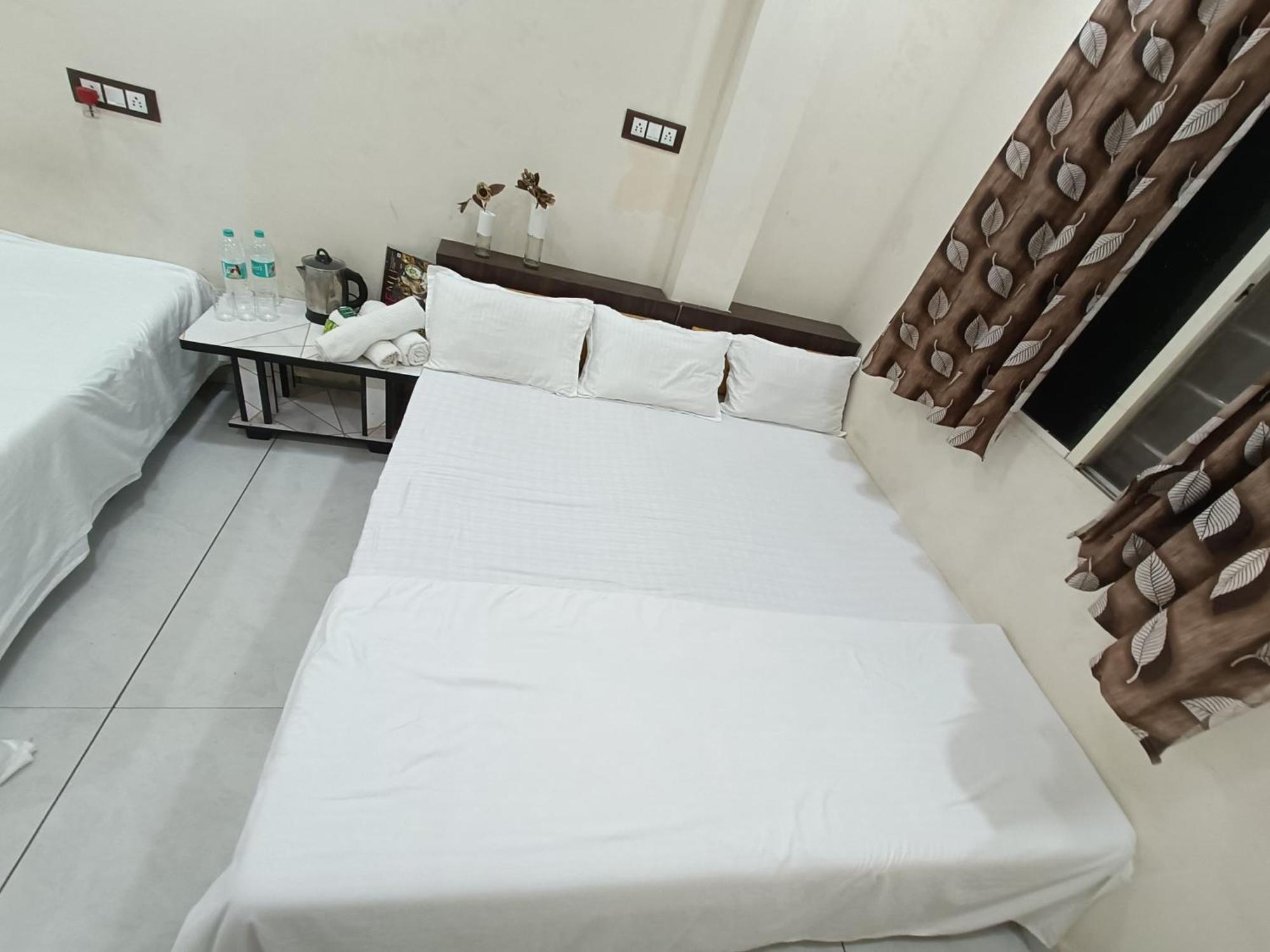 Treebo Yatri Grah Kshipra T Hotel ウッジャイン エクステリア 写真
