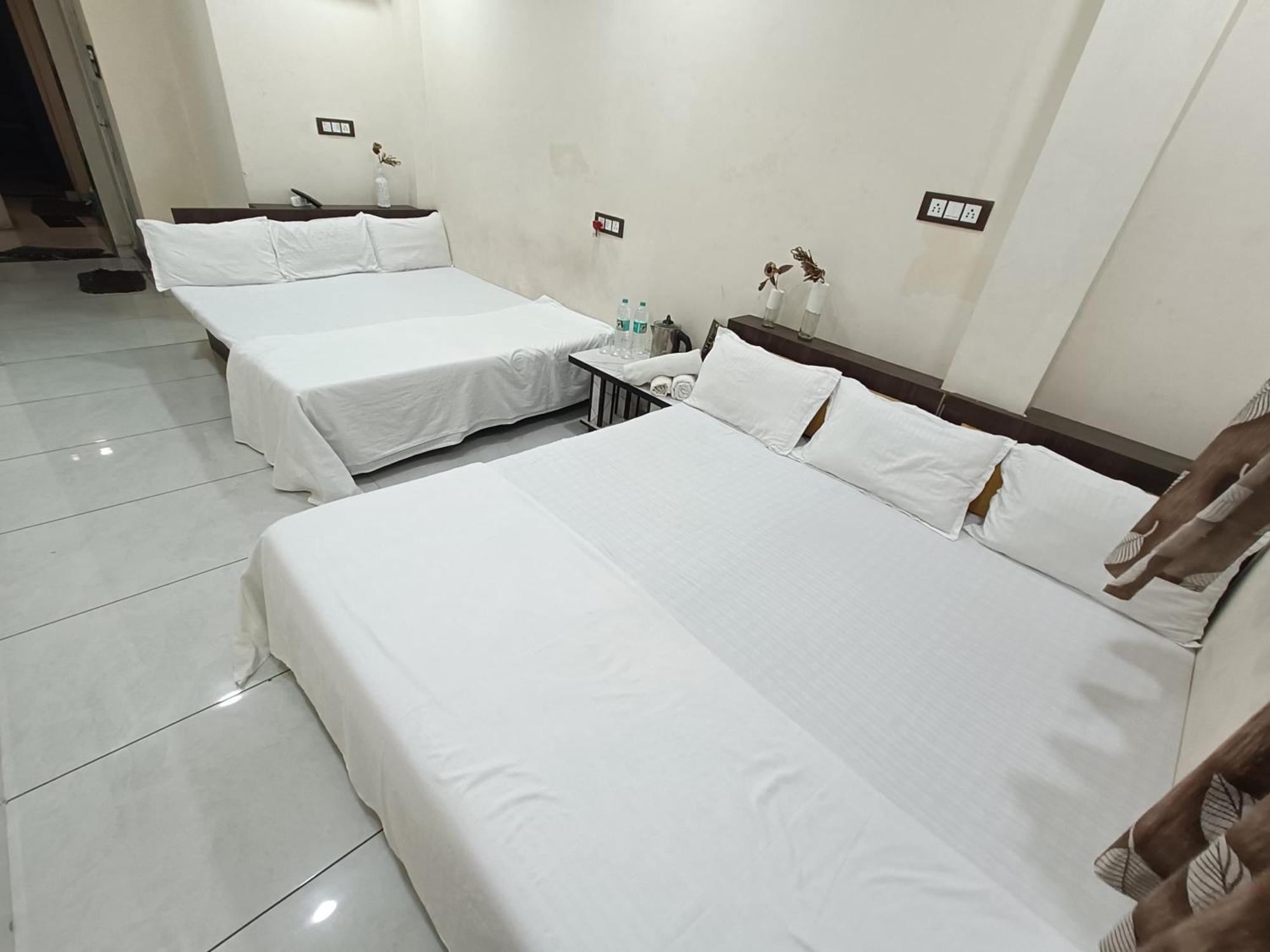 Treebo Yatri Grah Kshipra T Hotel ウッジャイン エクステリア 写真