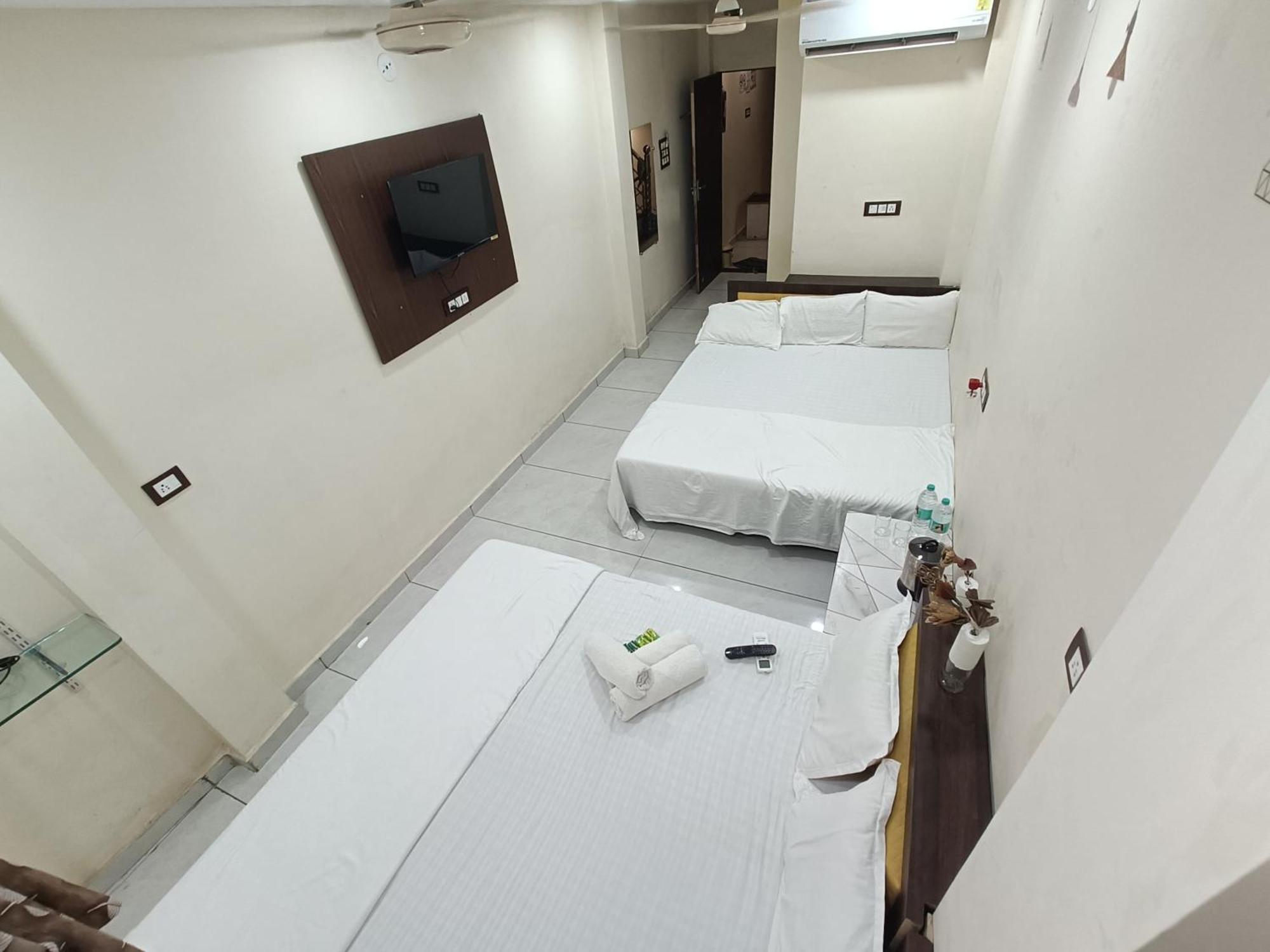 Treebo Yatri Grah Kshipra T Hotel ウッジャイン エクステリア 写真