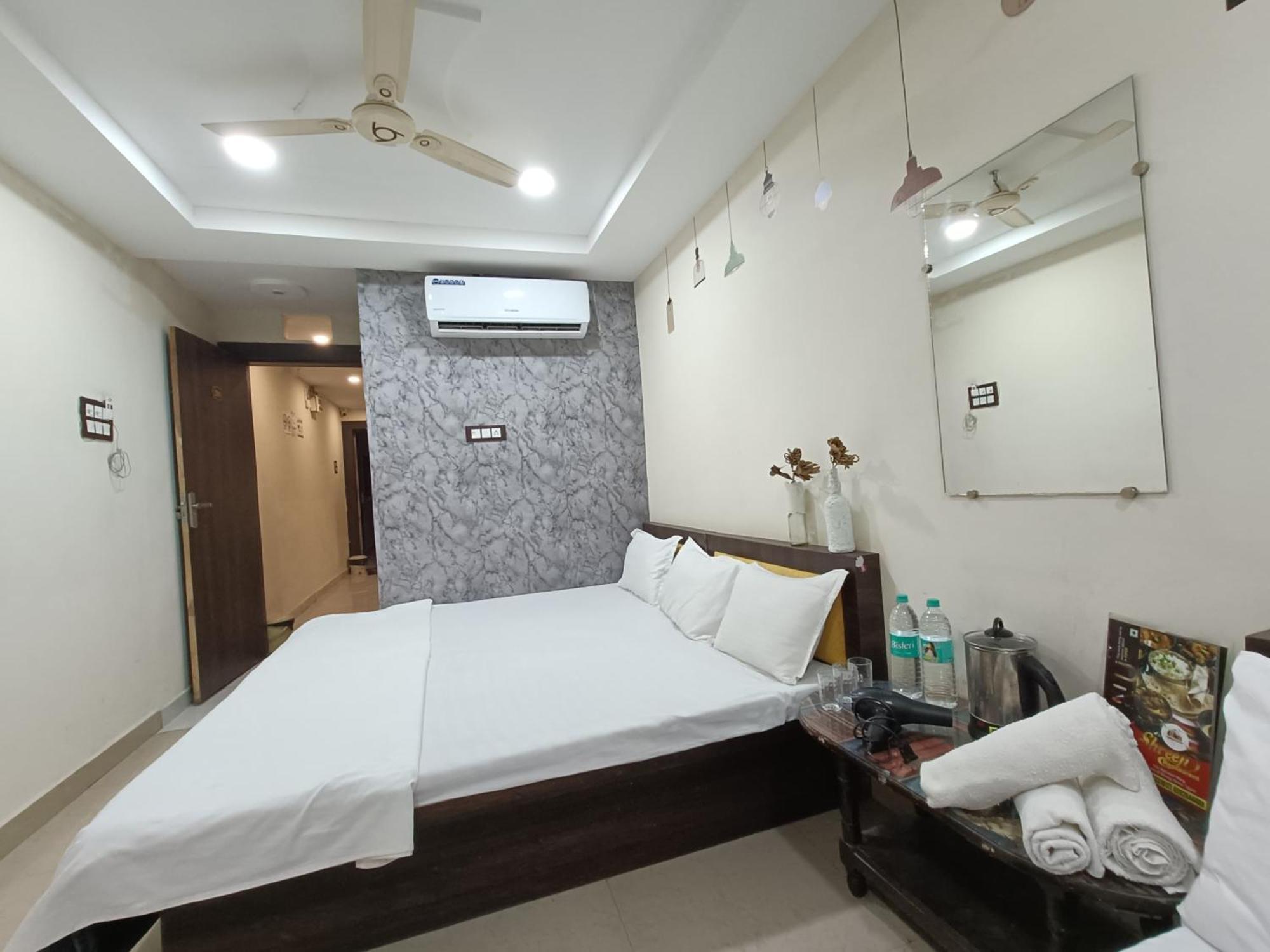 Treebo Yatri Grah Kshipra T Hotel ウッジャイン エクステリア 写真