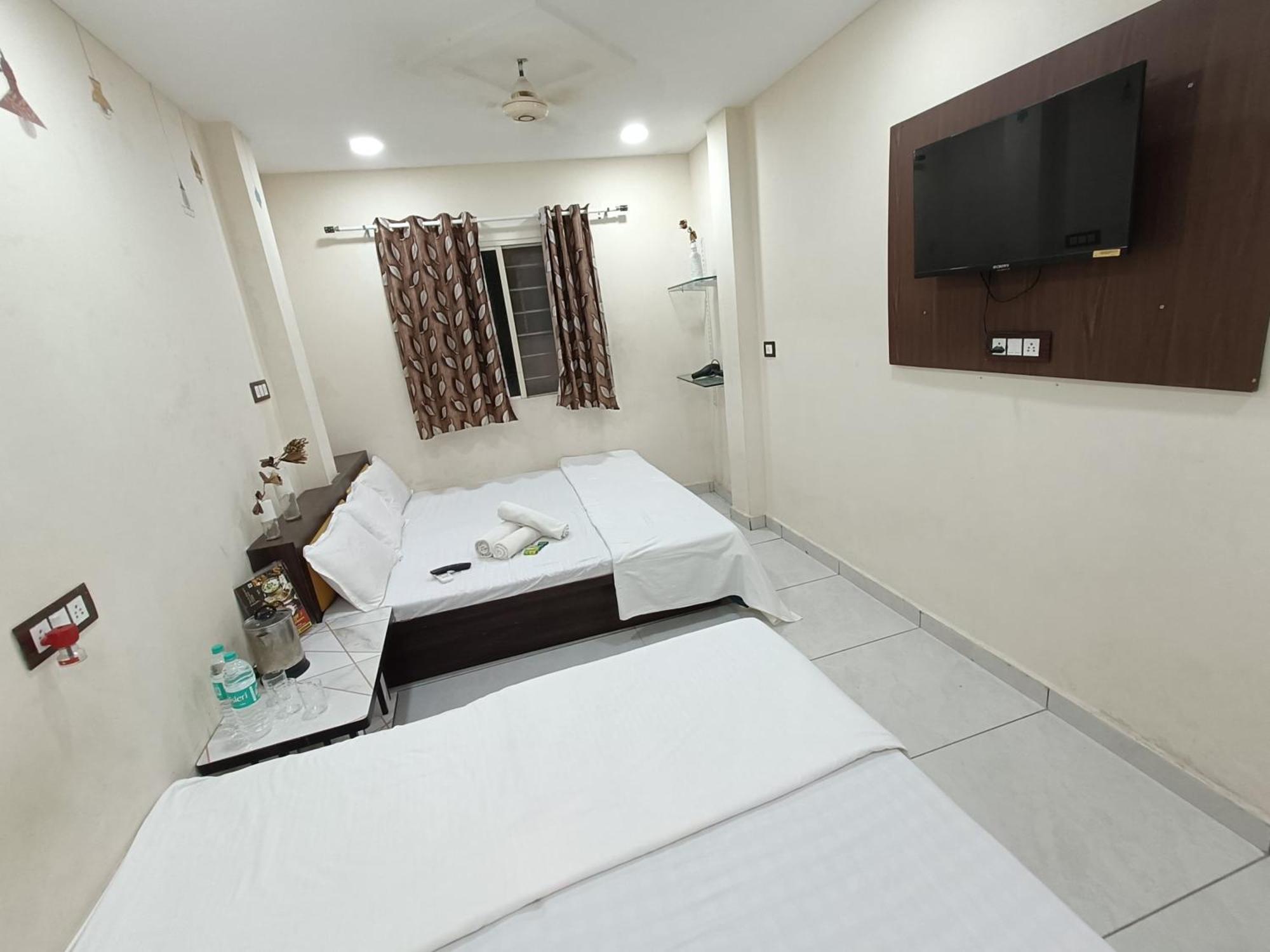 Treebo Yatri Grah Kshipra T Hotel ウッジャイン エクステリア 写真