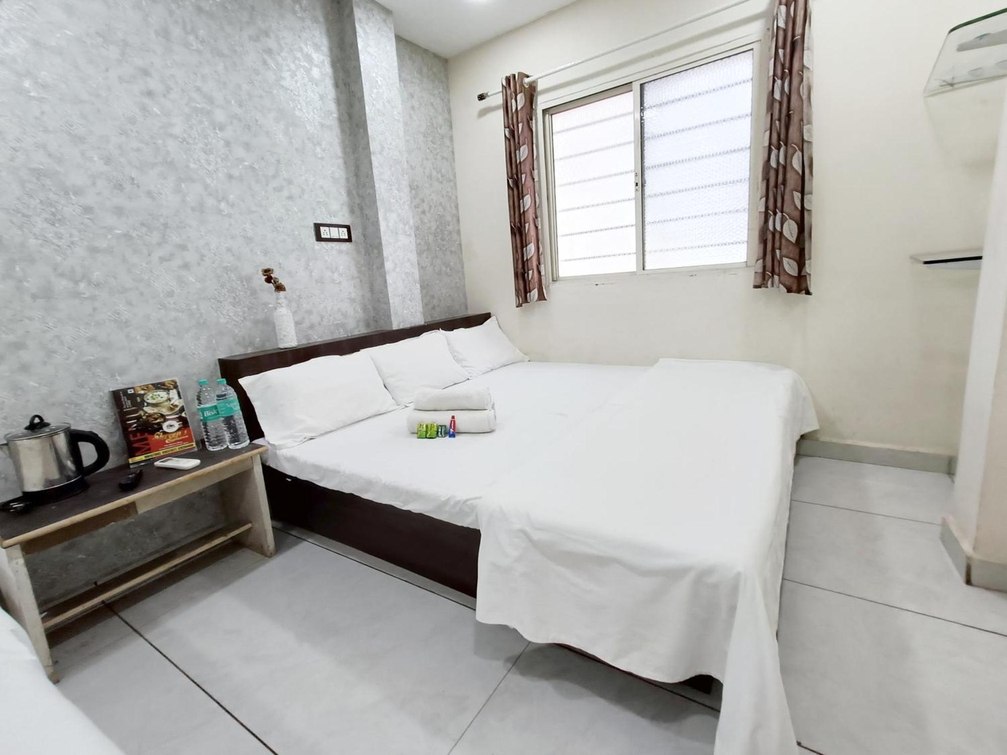 Treebo Yatri Grah Kshipra T Hotel ウッジャイン エクステリア 写真